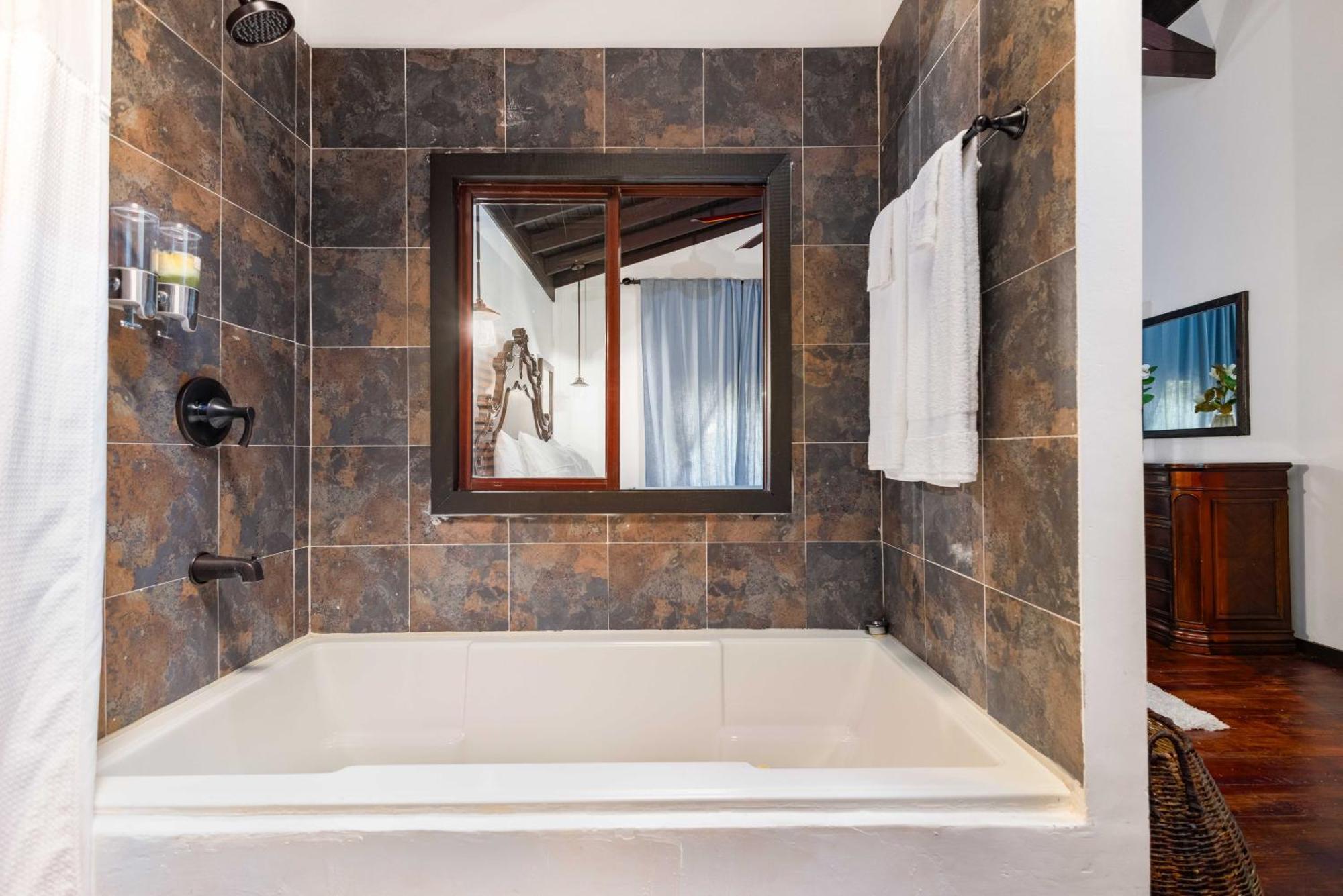 Serendipity Holistic Resort Spa キングストン エクステリア 写真